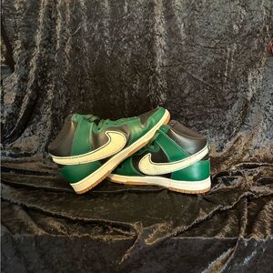 Size 11 - Nike sb dunk high pine green Black/Green